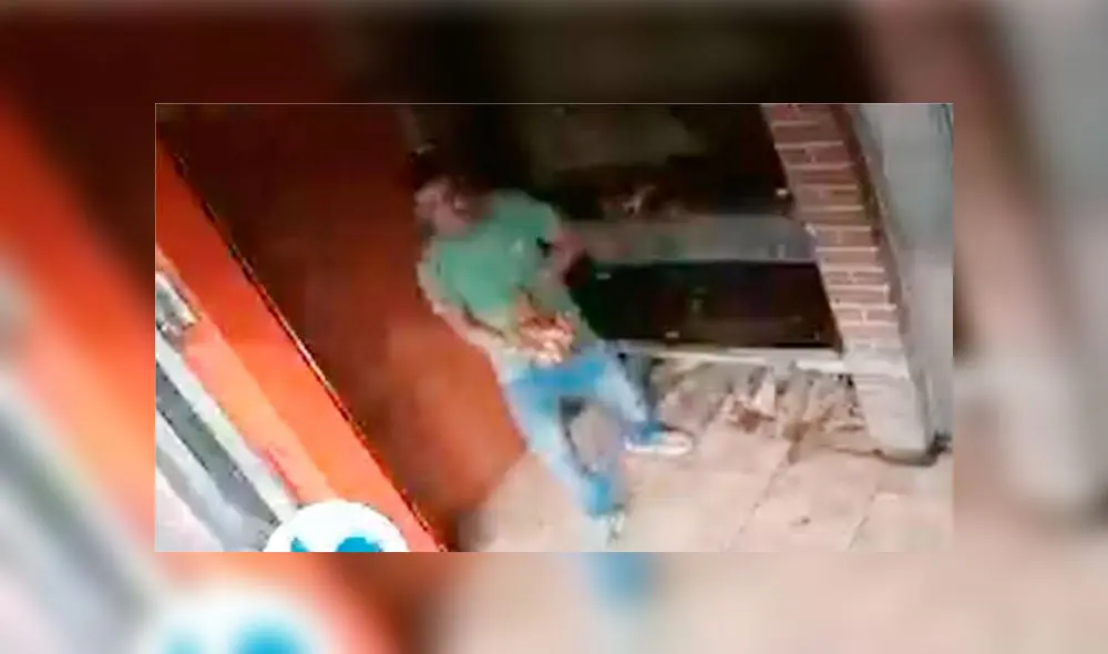 Hombre arriesga su vida al meterse a un horno para robarse un pollo rostizado [VIDEO]