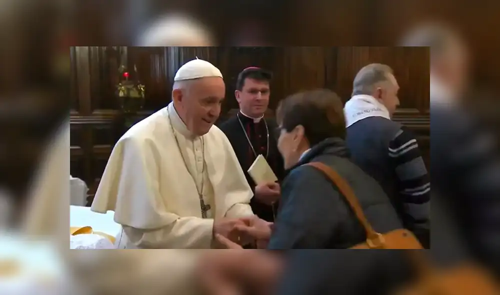 ¿Por qué el Papa Francisco retira su mano cuando fieles quieren besar su anillo episcopal?