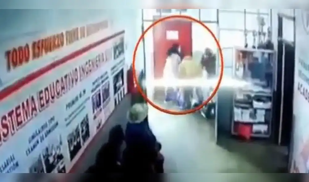 SJL: Peligrosos delincuentes toman de rehenes y encañonan a niños para robar colegio