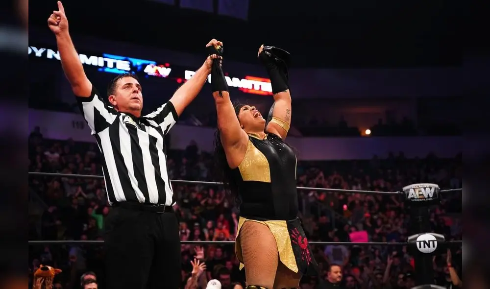 Nyla Rose celebrando la obtención del título femenino de AEW.