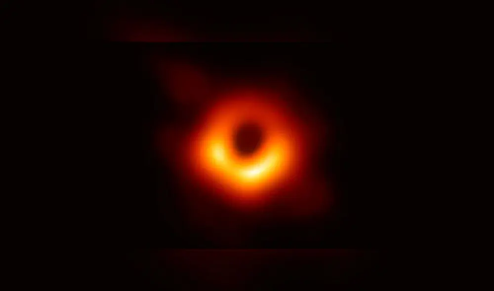 EHT, una red mundial de telescopios, logró captar la nube de gas y polvo alrededor del agujero negro M87, que se encuentra a 55 millones de años luz de la Tierra.