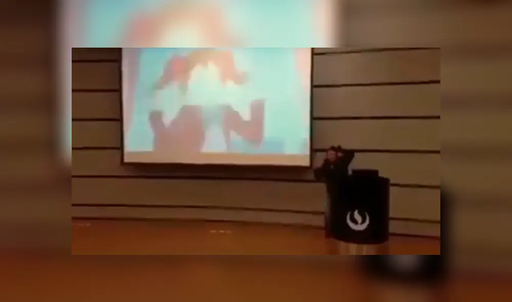 Video indignó a miles en Facebook. El estudiante que realizó esta ‘broma’ está siendo duramente criticado en las redes sociales y las imágenes han sido compartidas por miles. Foto: Captura.