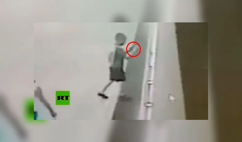 Cámaras de seguridad captan la caída del niño. Foto: captura de video. Cámaras de seguridad captan la caída del niño. Foto: captura de video.