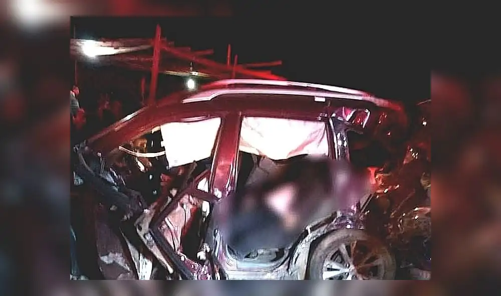 El auto quedó destrozado luego del impacto. Foto: Facebook