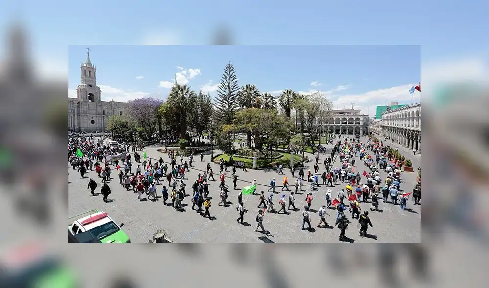Cientos de opositores llegaron hasta la plaza de armas para mostrar su rechazo al proyecto Tía María Cientos de opositores llegaron hasta la plaza de armas para mostrar su rechazo al proyecto Tía María