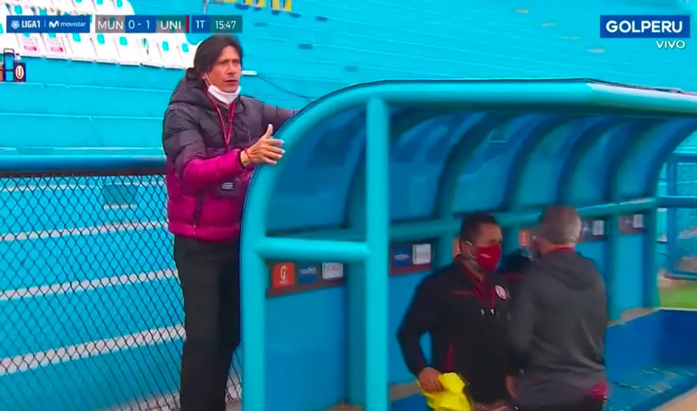 Ángel Comizo protagonizó un curioso momento en pleno partido al no querer sacarse la casaca. Foto: Captura de GolPerú