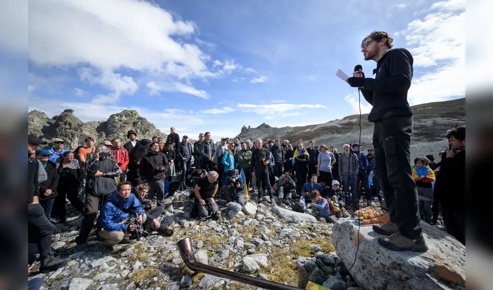 People take part in a ceremony to mark the 'death' of the Pizol glacier (Pizolgletscher) on September 22, 2019 above Mels, eastern Switzerland. - In a study earlier this year, researchers of ETH technical university in Zurich determined that more than 90 percent of Alpine glaciers will disappear by 2100 if greenhouse gas emissions are left unchecked. (Photo by Fabrice COFFRINI / AFP) People take part in a ceremony to mark the 'death' of the Pizol glacier (Pizolgletscher) on September 22, 2019 above Mels, eastern Switzerland. - In a study earlier this year, researchers of ETH technical university in Zurich determined that more than 90 percent of Alpine glaciers will disappear by 2100 if greenhouse gas emissions are left unchecked. (Photo by Fabrice COFFRINI / AFP)