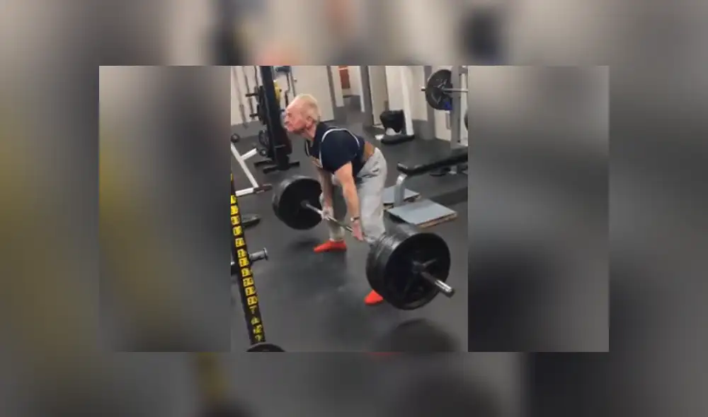 A través de YouTube se ha vuelto viral el momento en que un anciano levanta una enorme pesa. A través de YouTube se ha vuelto viral el momento en que un anciano levanta una enorme pesa.