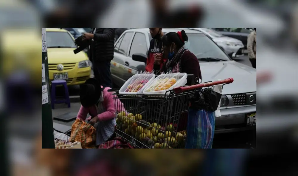 Personas venden fruta en calles de Gamarra. Créditos: John Reyes / La República
