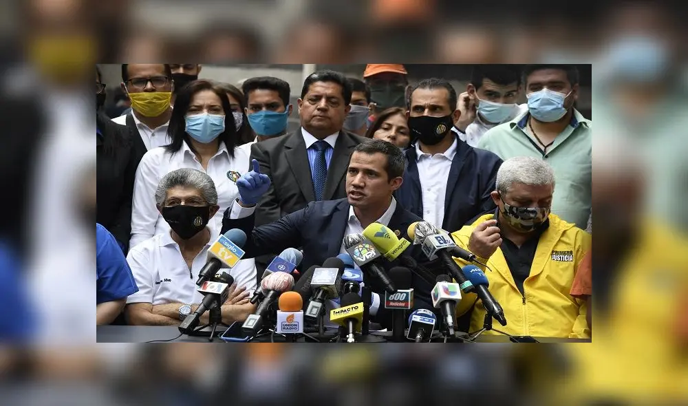 Venezuelan opposition leader and self-proclaimed acting president Juan Guaido delivers a press conference at the headquarters of the Accion Democratica (Democratic Action) party in Caracas on June 17, 2020. - Venezuela's President Nicolas Maduro faced US accusations on June 15 of attempting to rig upcoming polls after naming a new regime-friendly election authority that prompted the opposition to withdraw from elections. (Photo by Federico Parra / AFP)