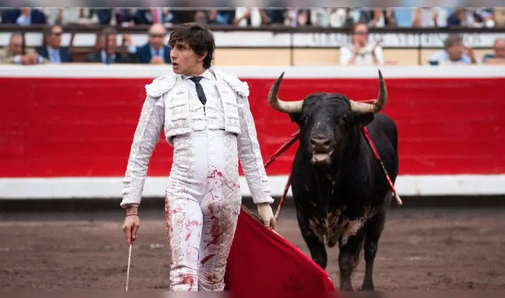 Carlos Álvarez explota contra alcalde de Lima por condecorar a torero