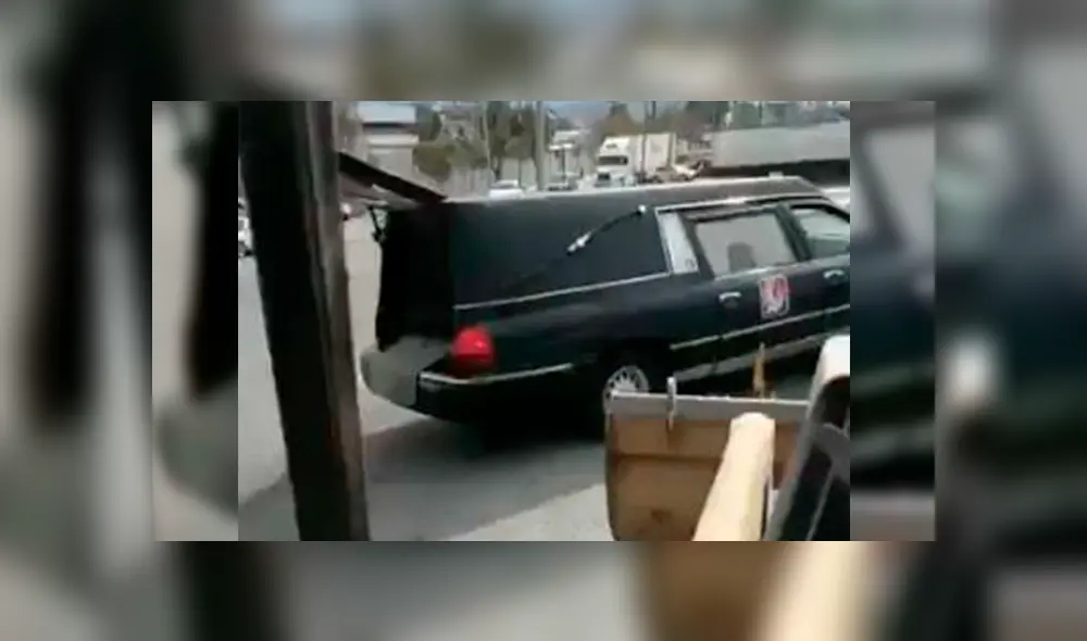 Ataúd cae de carroza fúnebre. (Foto: Captura) Ataúd cae de carroza fúnebre. (Foto: Captura)