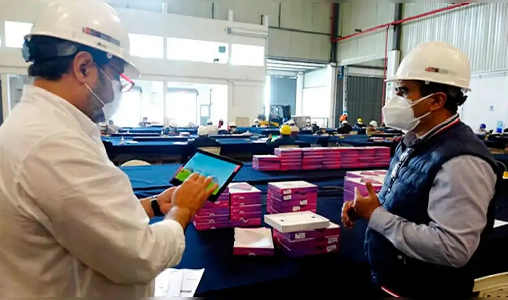 Ministro de Educación agradeció el apoyo al Ministerio de Defensa por repartir los dispositivos móviles. Foto: Andina Ministro de Educación agradeció el apoyo al Ministerio de Defensa por repartir los dispositivos móviles. Foto: Andina