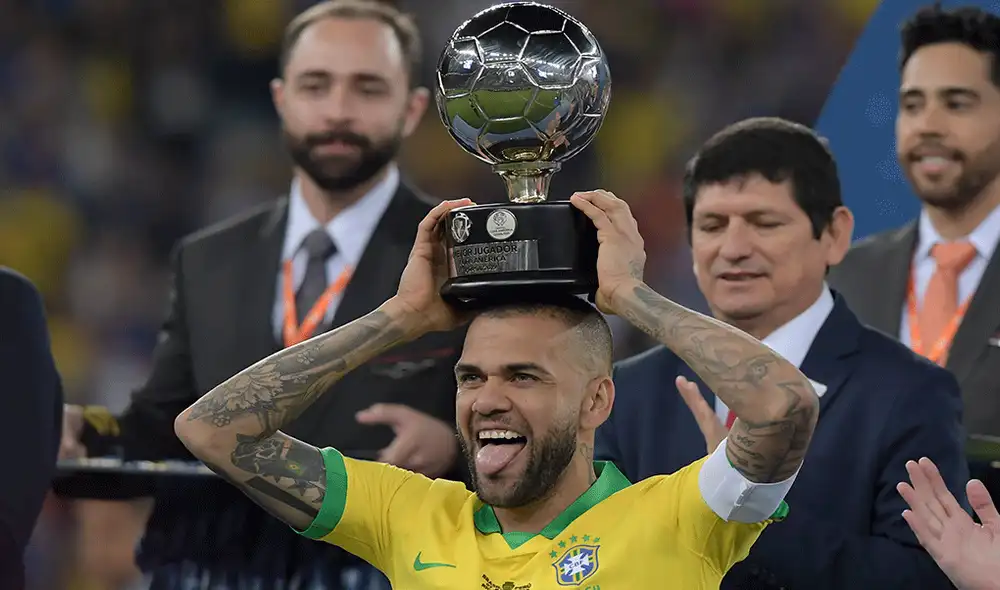 Dani Alves, de 36 años, fue elegido el Balón de Oro de la Copa América 2019. | Fotos: EFE / AFP
