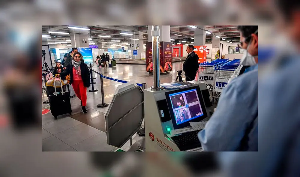 En un sinnúmero de aeropuertos en el mundo se aplican controles rigurosos para evitar el brote del virus. Foto: EFE En un sinnúmero de aeropuertos en el mundo se aplican controles rigurosos para evitar el brote del virus. Foto: EFE