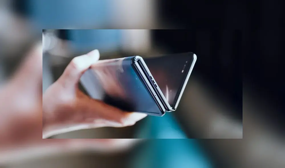 El terminal plegable ideado por TCL se compone de una doble bisagra y un panel que se dobla en forma de tríptico.
