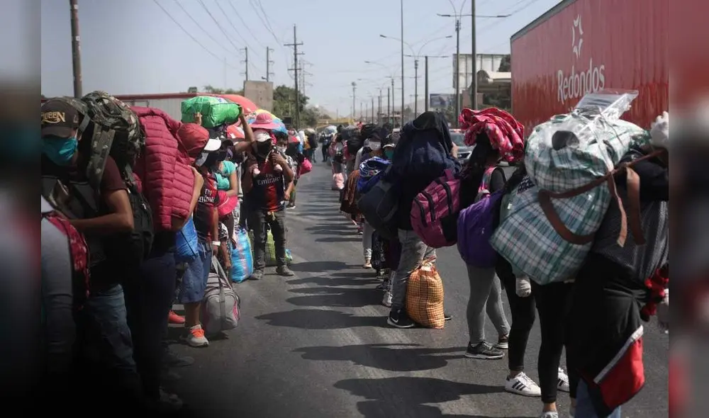 Centenares de personas caminan de retorno a Áncash. Foto: Aldair Mejía/La República Centenares de personas caminan de retorno a Áncash. Foto: Aldair Mejía/La República