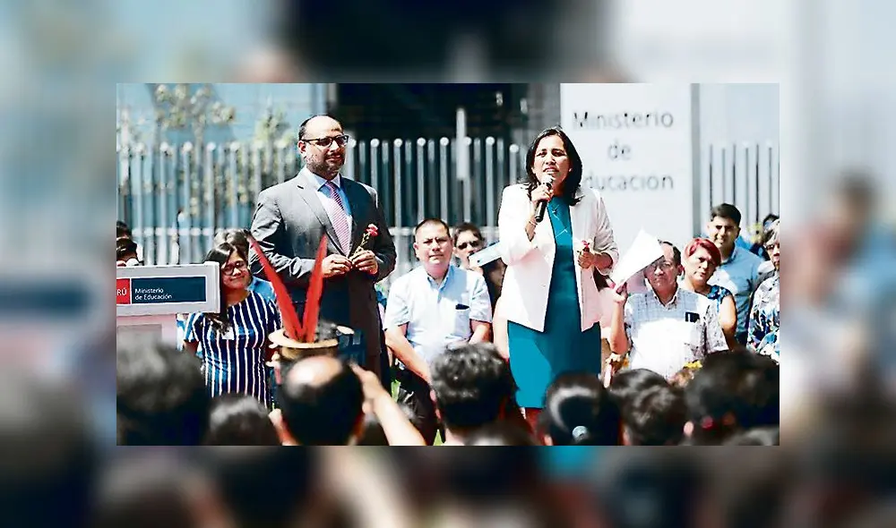 LA NUEVA MINISTRA DE EDUCACION FLOR PABLO MEDINA SE DIRIGE A LOS TRABAJADORES DEL SECTOR DESPUES DE SER PRESENTADO COMO TAL POR DANIEL ALFARO PAREDES MINISTRO DEL SECTOR MENCIONADO QUE SERA REEMPLAZADO EL 14 DE MARZO DEL 2019
15 MAR LA NUEVA MINISTRA DE EDUCACION FLOR PABLO MEDINA SE DIRIGE A LOS TRABAJADORES DEL SECTOR DESPUES DE SER PRESENTADO COMO TAL POR DANIEL ALFARO PAREDES MINISTRO DEL SECTOR MENCIONADO QUE SERA REEMPLAZADO EL 14 DE MARZO DEL 2019
15 MAR