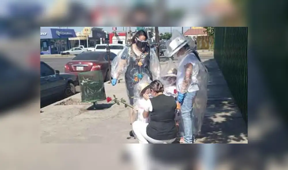En el Día de la Madre, dos pequeñas se envolvieron con bolsas de plástico para abrazar a su madre que es enfermera. Foto: Captura