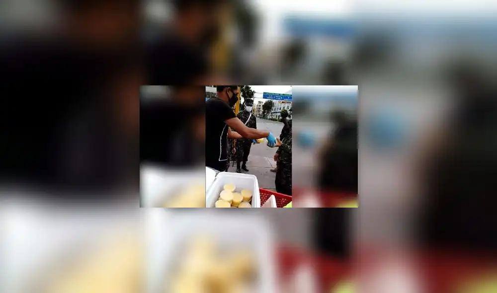 Mototaxista reparte postres