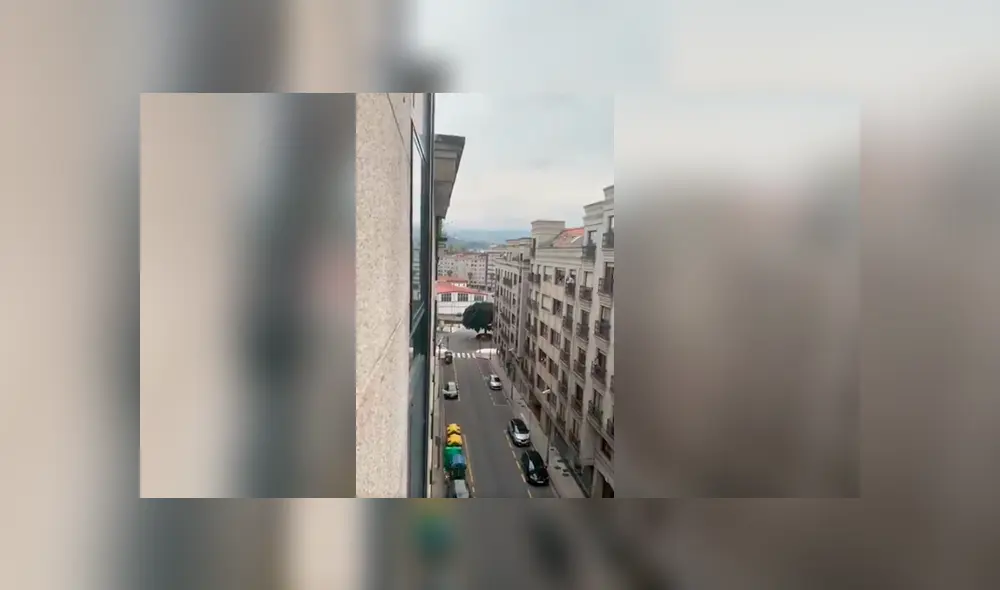 Desliza las imágenes hacia la izquierda para apreciar el noble gesto de un pequeño para alegrar a sus vecinos.