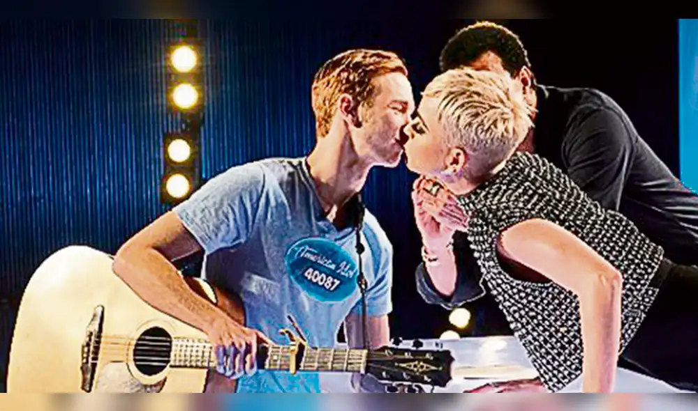 Katy Perry besa a un concursante de American Idol Katy Perry besa a un concursante de American Idol
