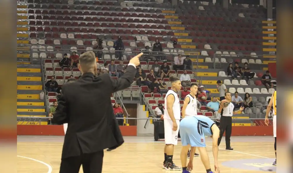 Jordi Valencia dirigiendo un partido de básquet del equipo de 'HB Club'. Foto: Cortesía / Jordi Valencia.