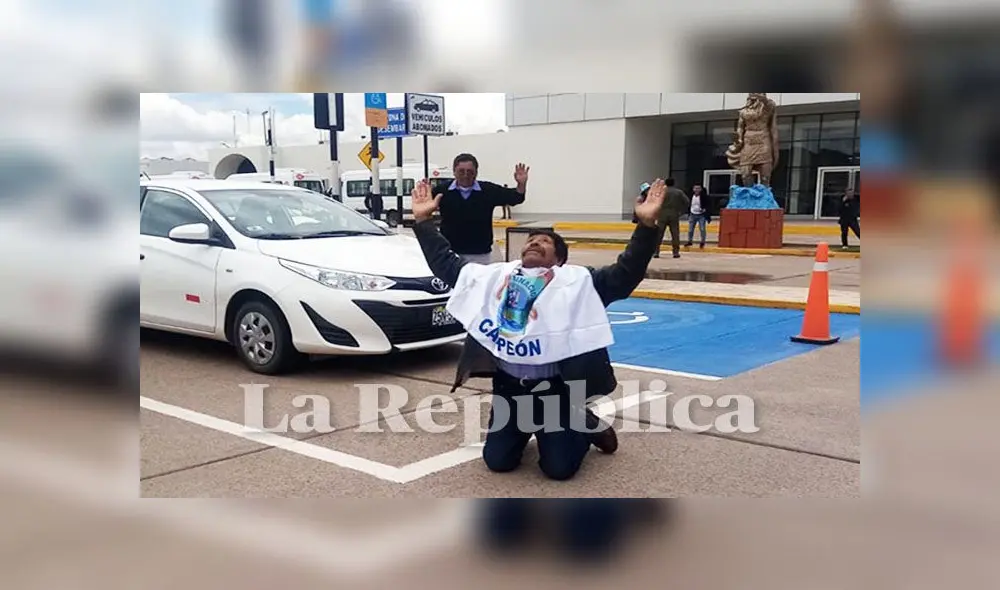 Hincha acompañó este sábado al equipo para despedirlo.