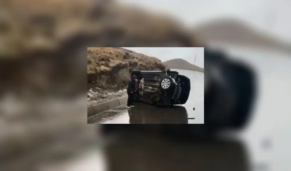 El automóvil quedó volteado a un costado de la vía que une Trujillo con Huamachuco.