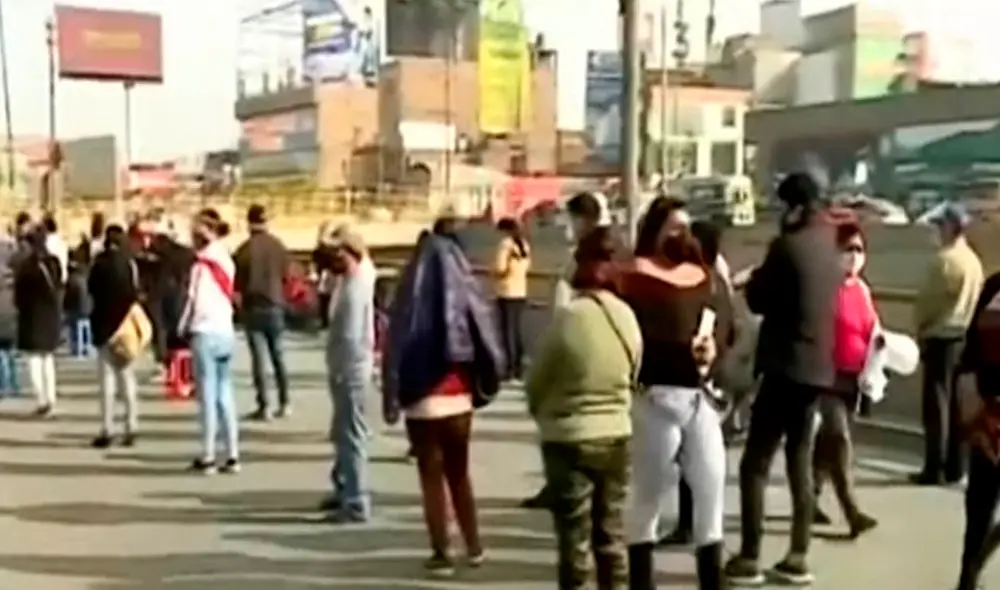 Ciudadanos acudieron a recoger el Segundo Bono Familiar con las medidas de bioseguridad. Foto: captura de América