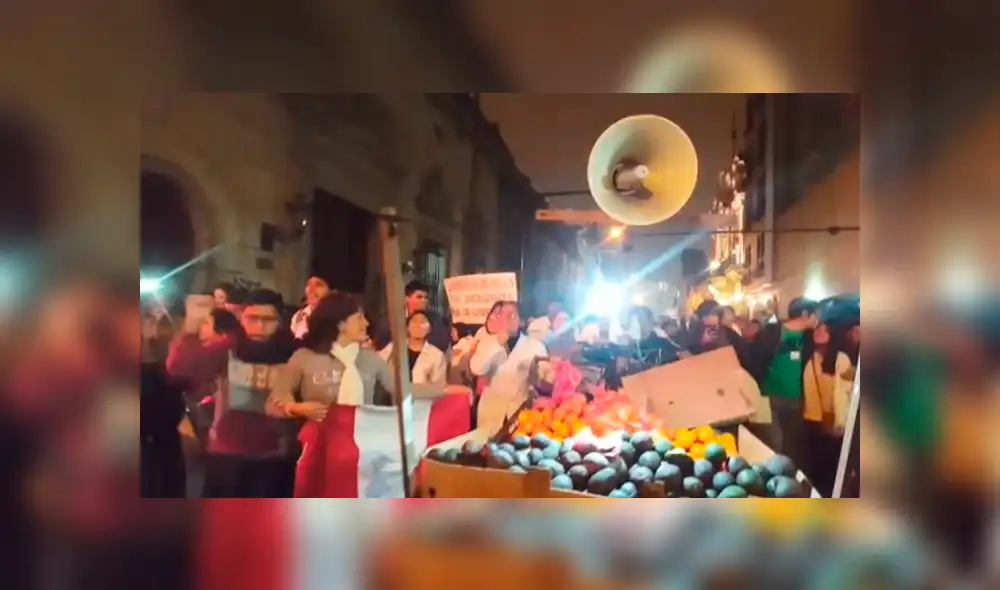 Facebook viral: ambulante se une a marcha de jóvenes y presta su megáfono para que digan esto [VIDEO]