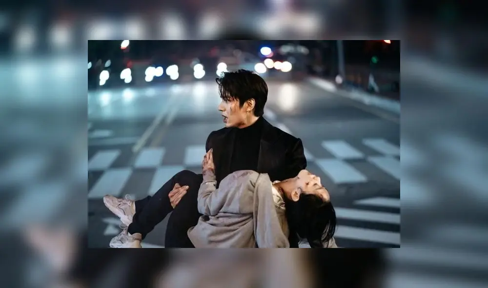 Lee Min Ho rescatando a  Kim Go Eun en el episodio 11 de The King: The Eternal Monarch (SBS, 2020)