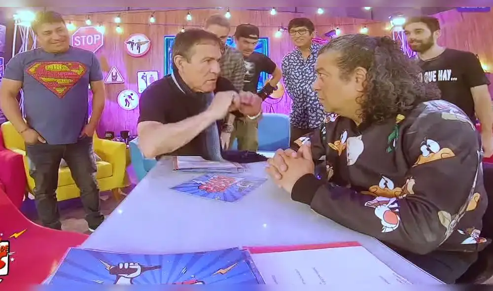 “Noche de patas”: ‘Chato’ Barraza besa a Carlos Vílchez  para ganar concurso de chistes [VIDEO]