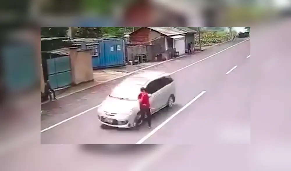 Facebook viral: joven casi muere atropellado por cruzar la pista totalmente distraído [VIDEO]