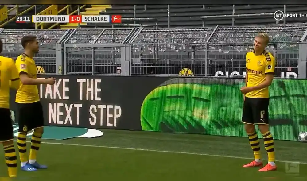 Haaland anota en el Borussia vs Schalke 04 y lo celebra cumpliendo el metro de distancia.