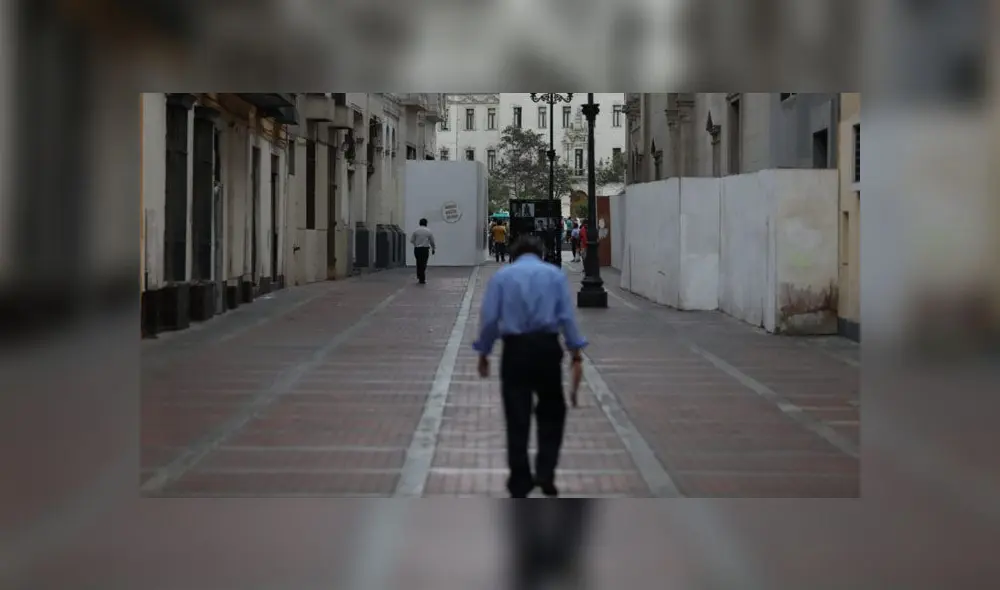 Algunas calles del Centro de Lima lucen menos vacías que un fin de semana habitual. Ciudadanos esperan pronunciamiento de presidente a las 8 de la noche. (Foto: Aldair Mejía) Algunas calles del Centro de Lima lucen menos vacías que un fin de semana habitual. Ciudadanos esperan pronunciamiento de presidente a las 8 de la noche. (Foto: Aldair Mejía)