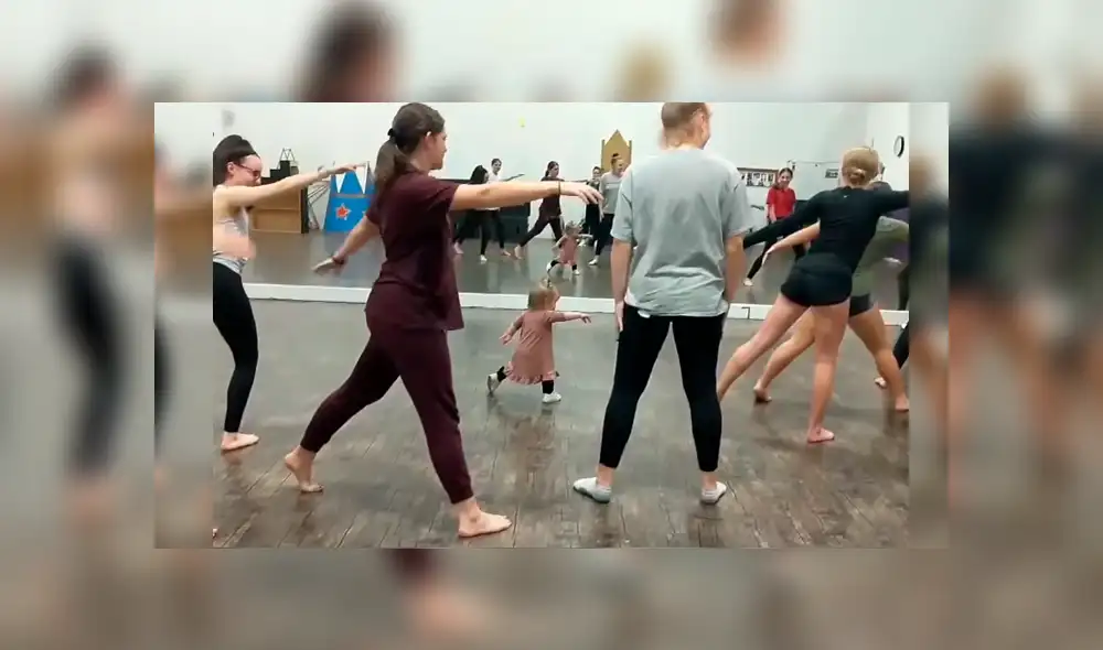 Video es viral de Facebook. La pequeña se convirtió en la instructora de baile y se robó el show del salón donde entrenaba un grupo de mujeres