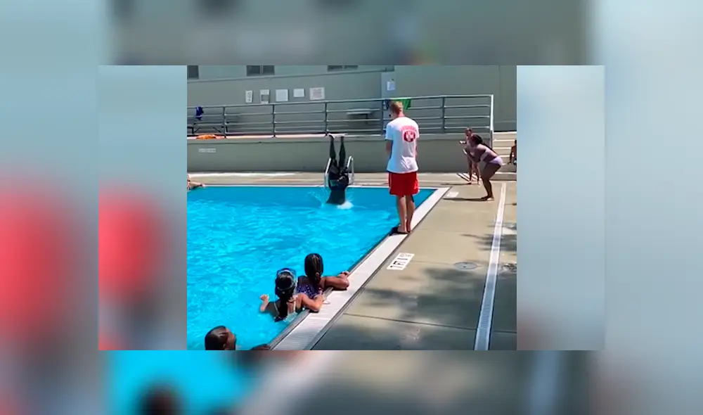 Graban el asombroso salto de un hombre al hacer un clavado sobre un salvavidas [VIDEO] 