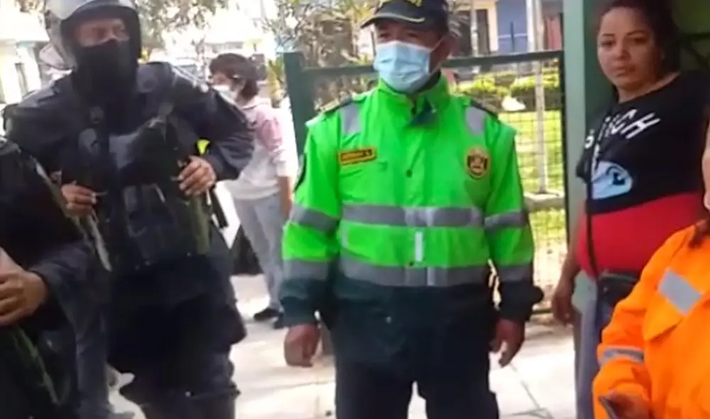 Mujer de la izquierda agredió a trabajadora municipal de limpieza pública. Foto: Captura de video / URPI-GLR