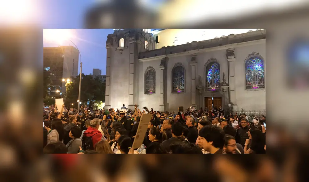 Grupo de católicos arengan contra performance "Un violador en tu camino", en el parque Kennedy. Foto: Twitter Gabriela Zavaleta Grupo de católicos arengan contra performance "Un violador en tu camino", en el parque Kennedy. Foto: Twitter Gabriela Zavaleta