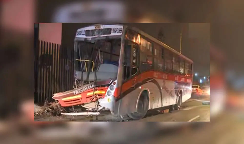 El bus quedó destrozado en la parte delantera, pero no hubo heridos. Foto: captura El bus quedó destrozado en la parte delantera, pero no hubo heridos. Foto: captura