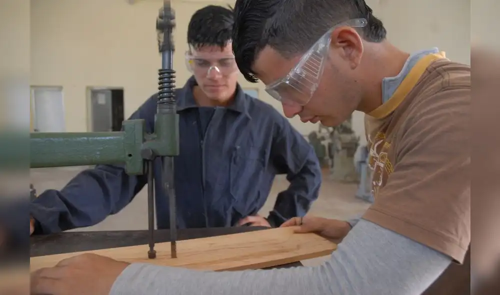 60% de jóvenes egresados no trabajan en lo que estudiaron 60% de jóvenes egresados no trabajan en lo que estudiaron