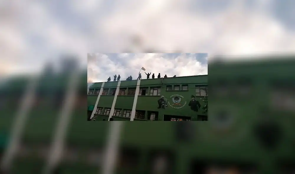 Momento en que izaron la bandera de Bolivia. Foto: EL DEBER Momento en que izaron la bandera de Bolivia. Foto: EL DEBER