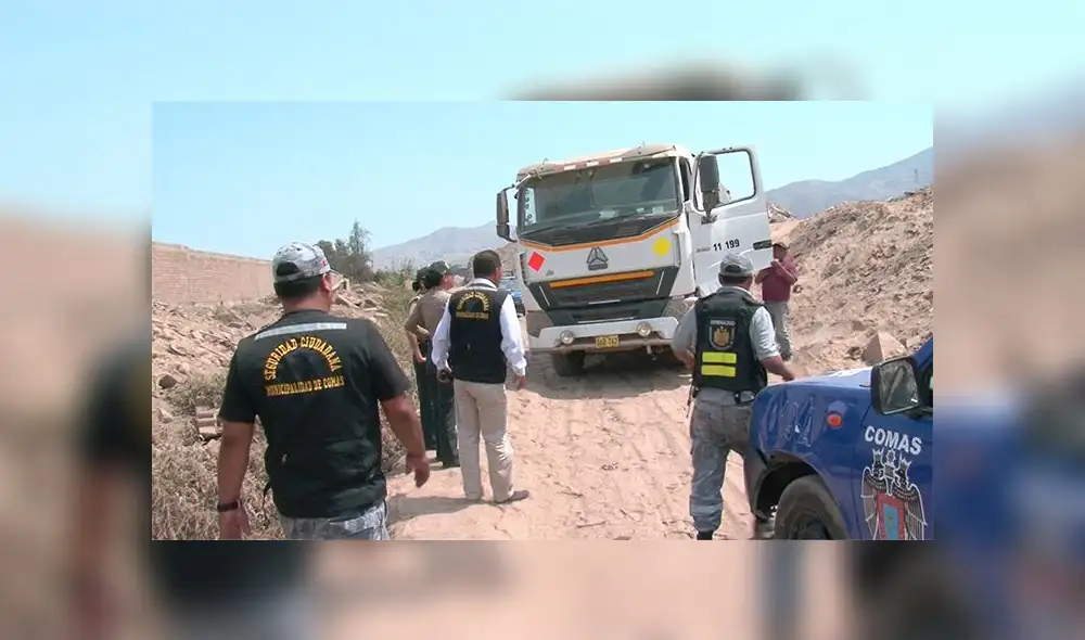 Comas: camión arrojaba basura en ribera del río Chillón