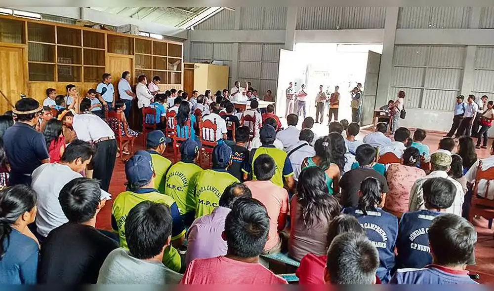 Indígenas retienen a funcionarios de la PCM, GRA y congresista Herrera Indígenas retienen a funcionarios de la PCM, GRA y congresista Herrera