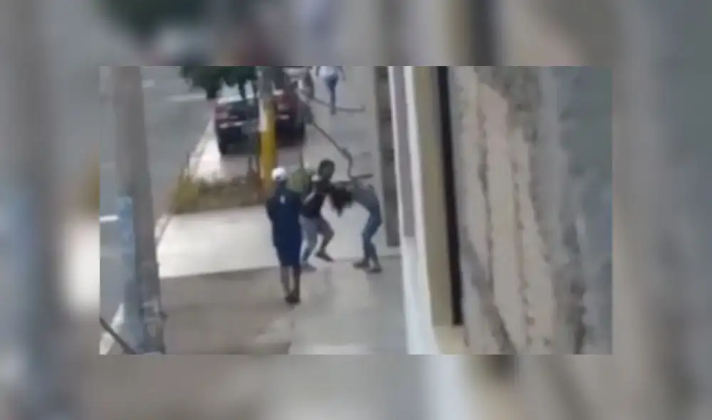 Sujeto primero se puso de rodillas frente a la mujer, pero luego se paró y empezó a agredirla. (Foto: Captura de video / Latina Noticias) Sujeto primero se puso de rodillas frente a la mujer, pero luego se paró y empezó a agredirla. (Foto: Captura de video / Latina Noticias)