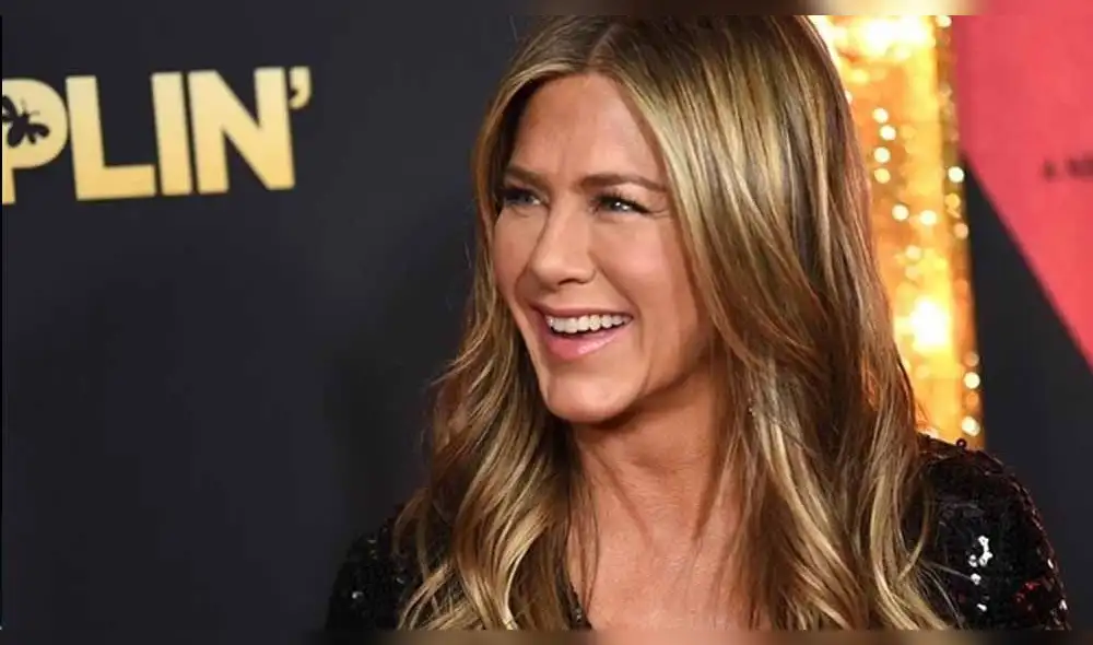 Jennifer Aniston impresiona con atrevido topless a sus 50 años [FOTOS]