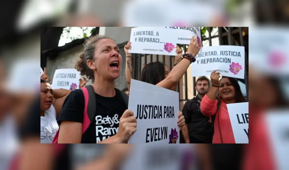 Muchas mujeres piden justicia para Evelyn ya que cada vez hay más casos de violación. Crédito: AFP Muchas mujeres piden justicia para Evelyn ya que cada vez hay más casos de violación. Crédito: AFP