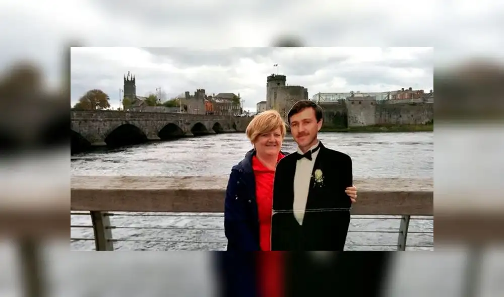 La historia de la mujer que viaja por el mundo con la foto de su esposo fallecido