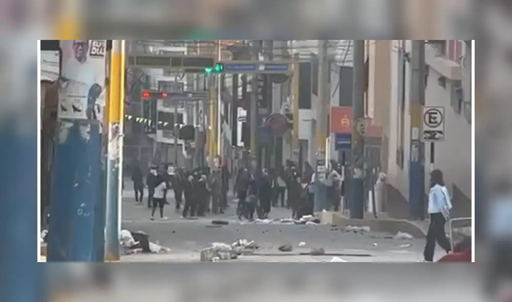 Sujetos, además, causaron destrozos en establecimientos privados que se encuentran frente a la Corte de Apurímac. Foto: captura video